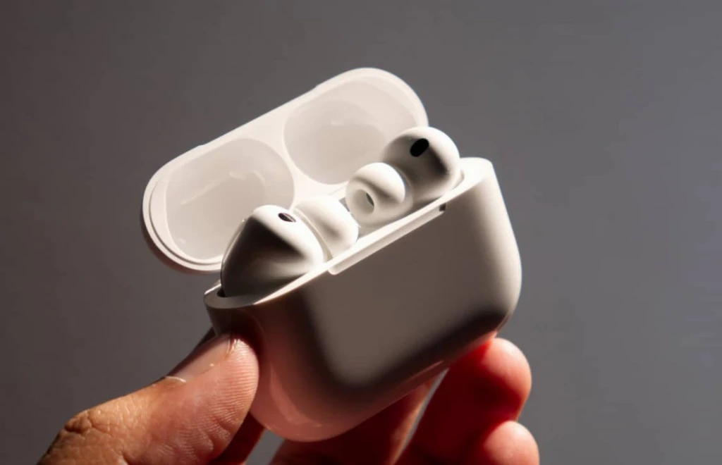 Apple призупинила розробку AirPods із камерами для Siri — майбутнє проєкту під питанням